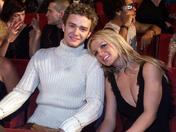 
	
	Britney Spears và Justin Timberlake hẹn hò từ năm 1999 và trở thành một trong những chuyện tình cảm nổi tiếng nhất thời bây giờ của làng giải trí Mỹ. Tuy nhiên cả hai đã chia tay nhau vào năm 2002.